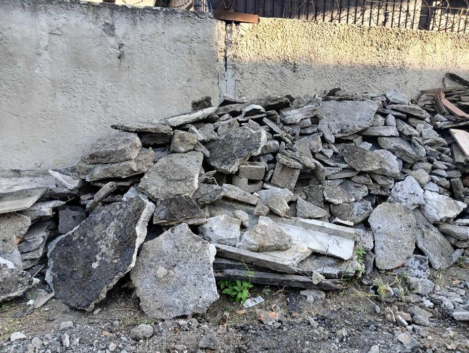 Отдам дробленый кусками  бетон ( бой плит перекрытия )