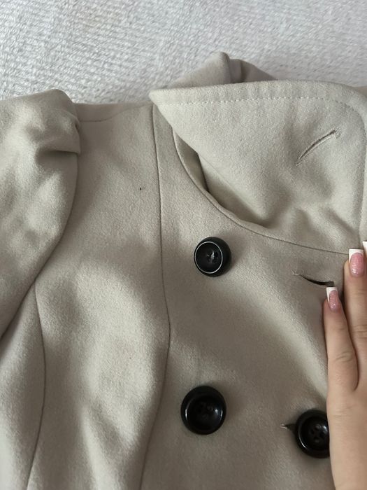 Wełniany płaszcz damski elegancki kokardka beżowy stylowy