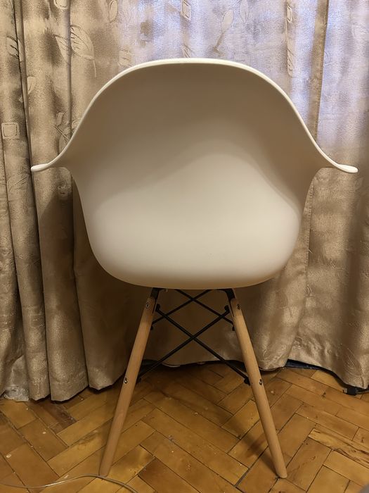 Комплект стільці з підлокітниками білі 4 шт