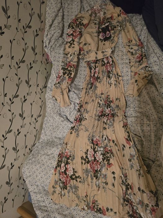 Vestido florido e um par de brincos