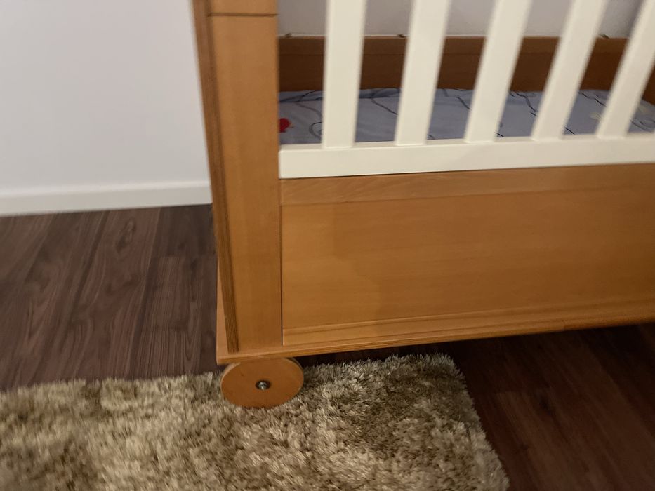 Cama de grades em madeira  bebe! Muito boa e medidas grandes