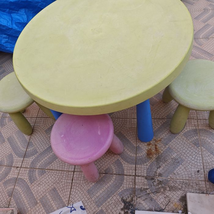 Mesa de criança com dois bancos431065740399104001