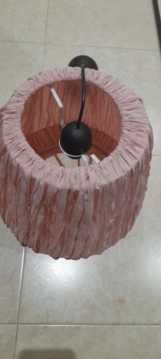 Candeeiro com abajour forrado a tecido rosa