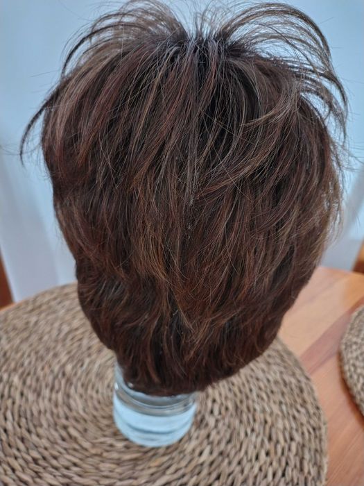 Peruka w kolorze brązu