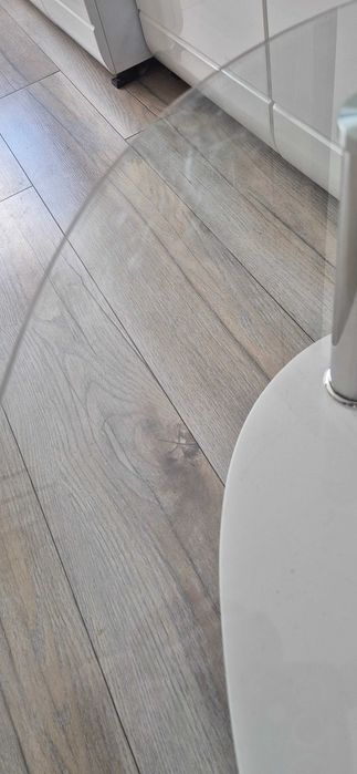 Stolik kawowy szklany z białymu półkami