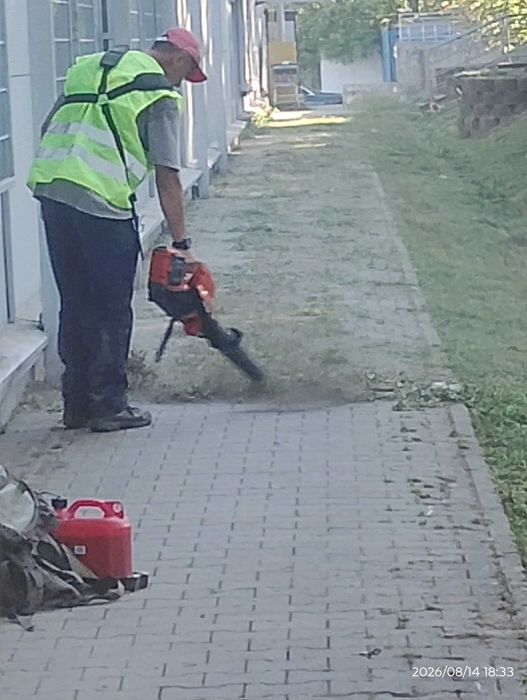 Sprzątanie koszenie trawy grabienie działki place domy