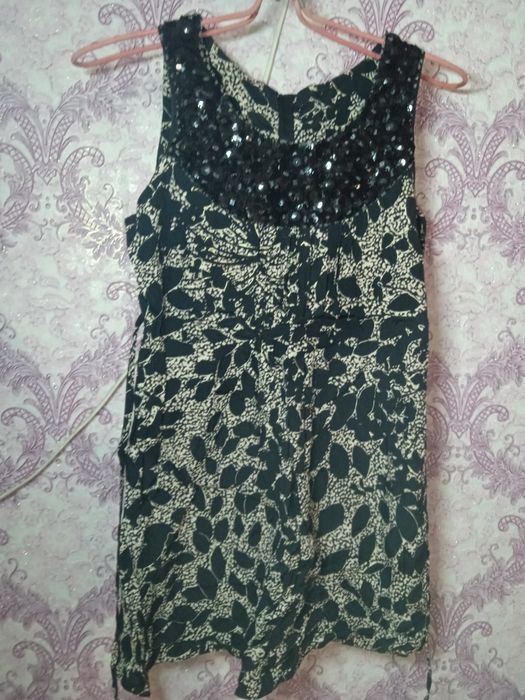 Плаття з блискітками біля декольте