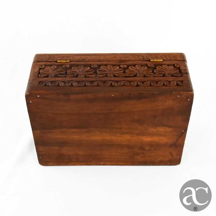 Caixa em madeira com relevos e embutidos em osso