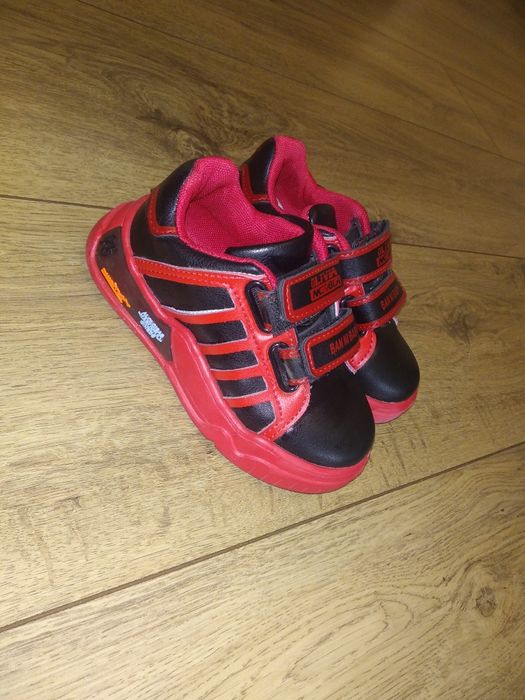 Кросівки дитячі .