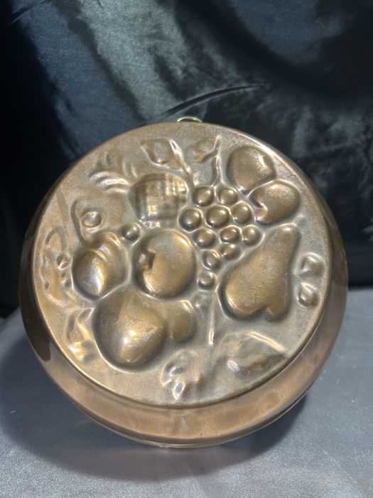 Miedziana Foremka na Ciasto – Zdobiona Motywem Owoców