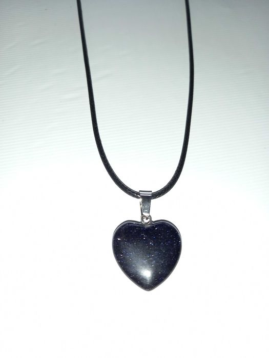 Colares de pedra e cristal em formato  de coração