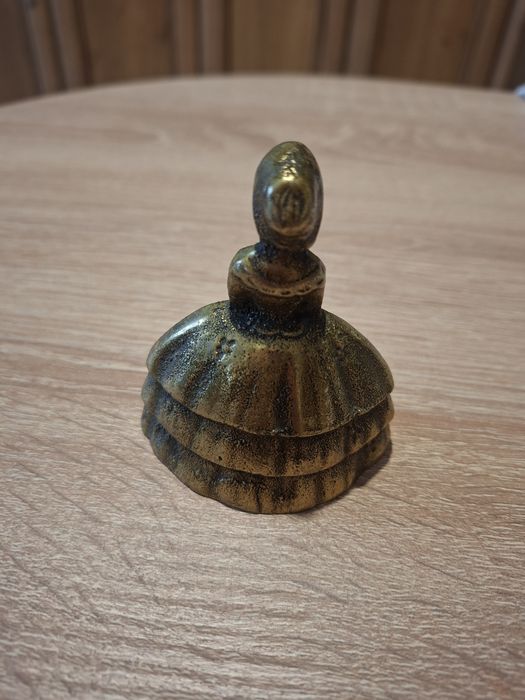 Dzwonek mosiężny kobieta z koszykiem