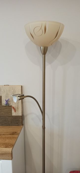 Lampa stojąca z regulacją światła