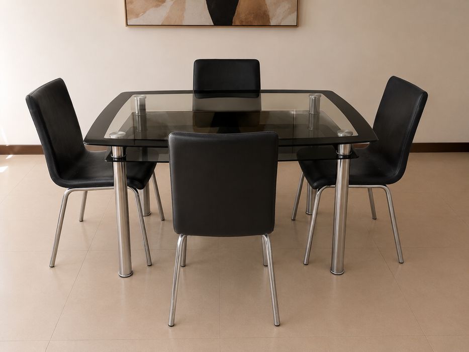 Mesa de jantar com tampo de vidro e 5 cadeiras