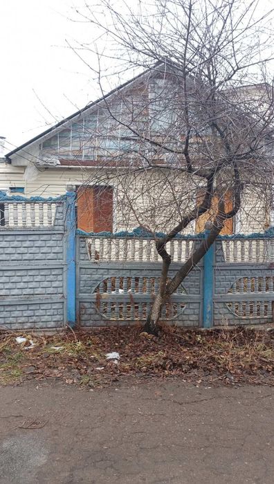 Продам частину будинку, окремий двір, з гаражем