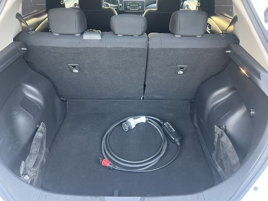 Nissan Leaf в отличном состоянии.