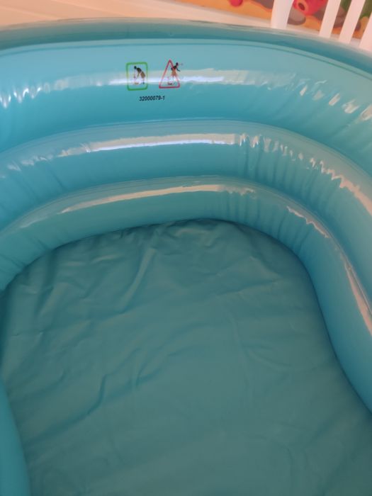 Banheira insuflável + muda fraldas insuflável