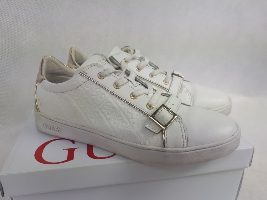 Sneakersy Guess biale monogram zlote klamry 41