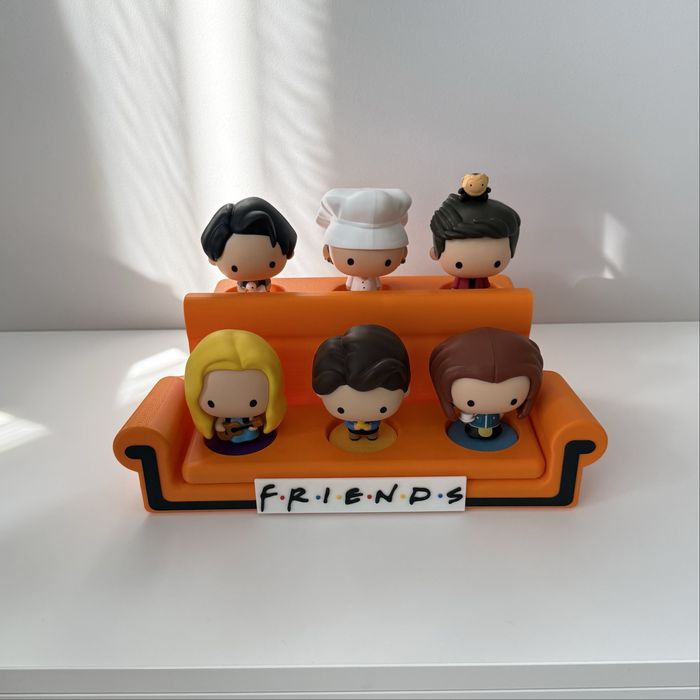 Якісний диван-підставка для фігурок Friends з McDonald’s