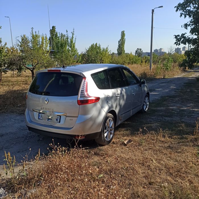 Аренда авто минивен Renault Grand Scenic 2012