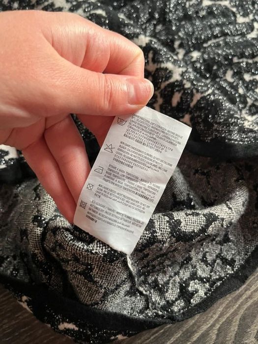 Marciano by Guess sukienka obszyta brokatową nitką z głębokim dekoltem