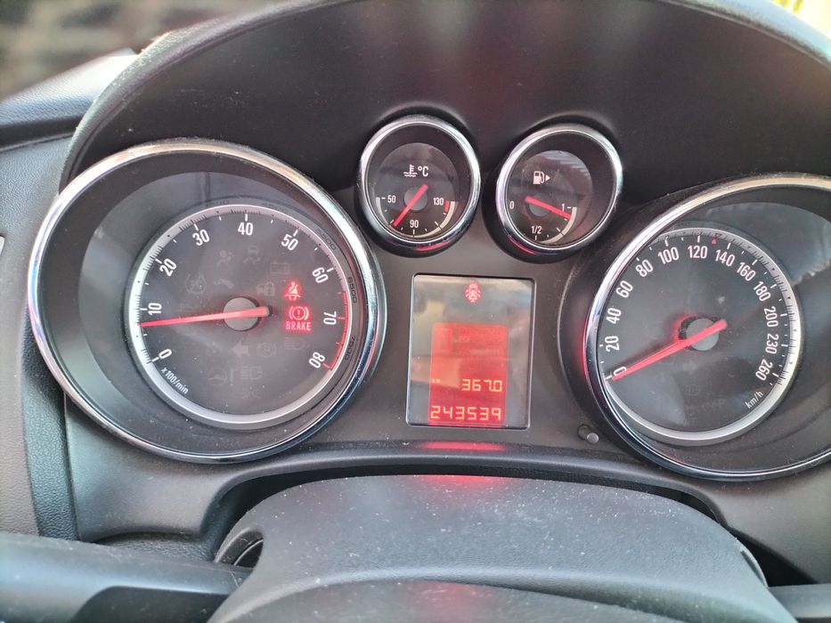 Opel Astra j 2011 rok