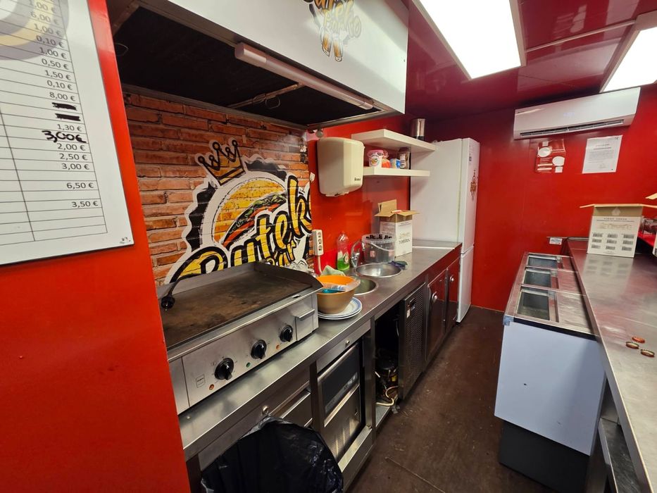 Vendo reboque Bar.
Em boas condições
Com casa de banho.
Placa eletrica