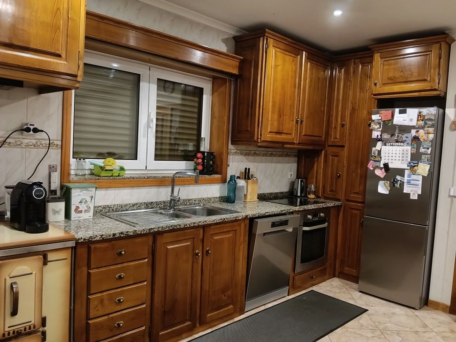 Cozinha em madeira com península