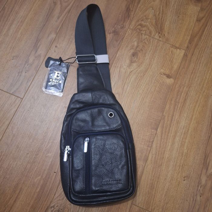 Czarna, skórzana saszetka męska na ramię marki Vera Pelle.