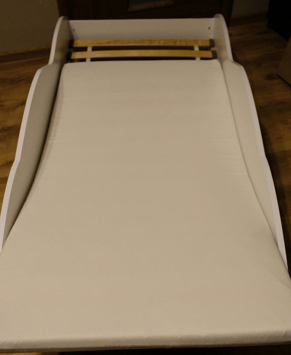 Łóżko auto 140 70 z materacem
