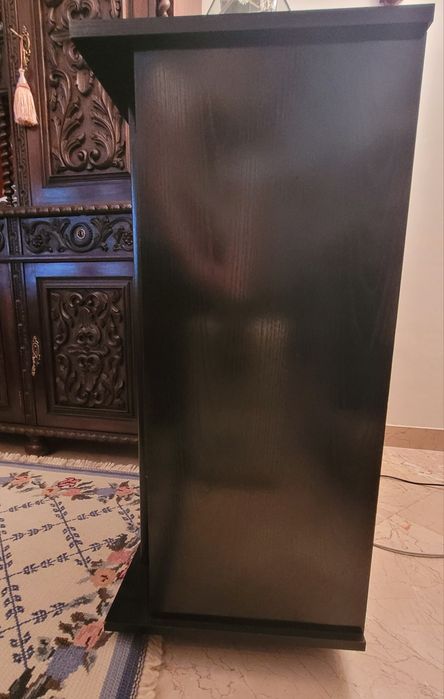 Móvel TV preto com portas vidro