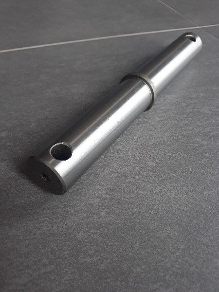 Oś wirnika zgrabiarki Deutz-Fahr