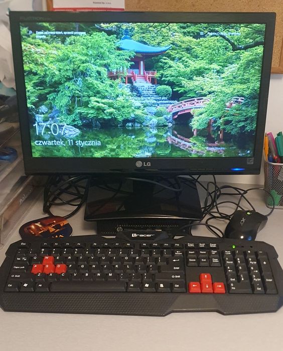 Komputer z wyposażeniem