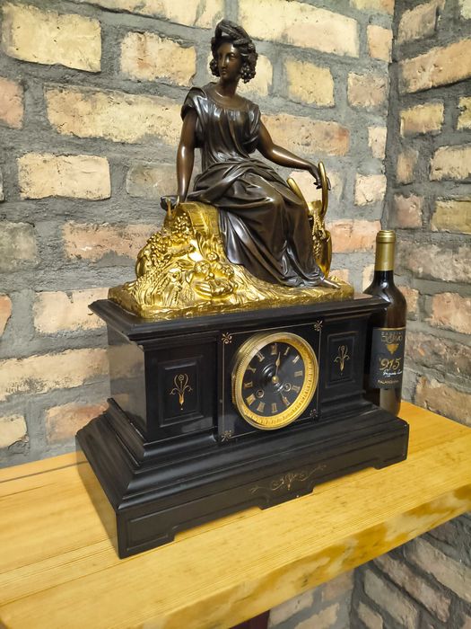 Francuski zegar kominkowy, brąz patynowany i złocony, na marmurze