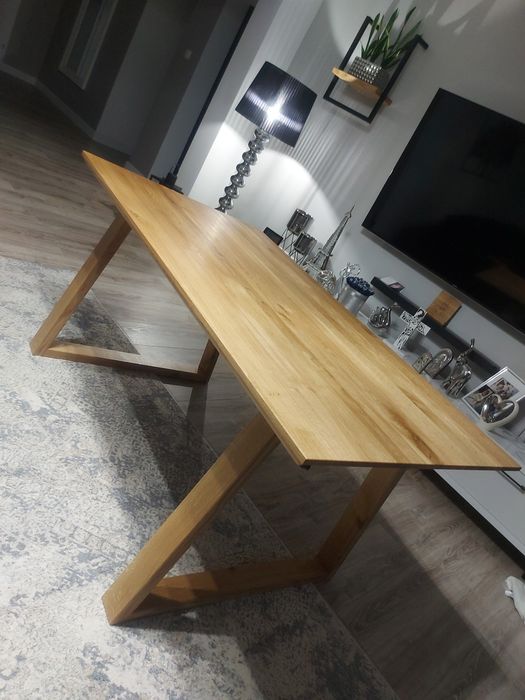 Dębowe lub jesionowe stoły, blaty, stopnie schodowe, parapety, meble