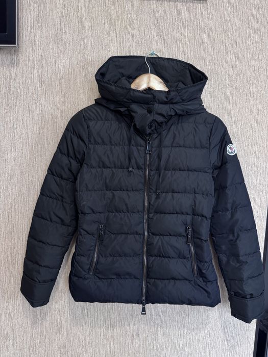 приталений пуховик , пухова куртка з капюшоном moncler, оригінал