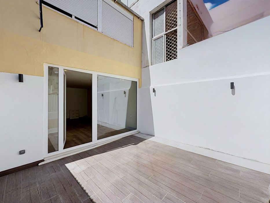 Apartamento t2 com logradouro totalmente renovado no feijo/almada