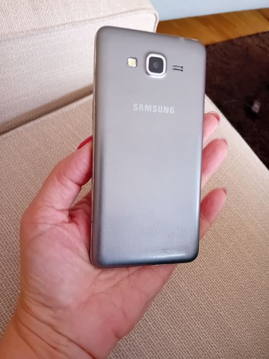 Telemóvel Samsung com carregador