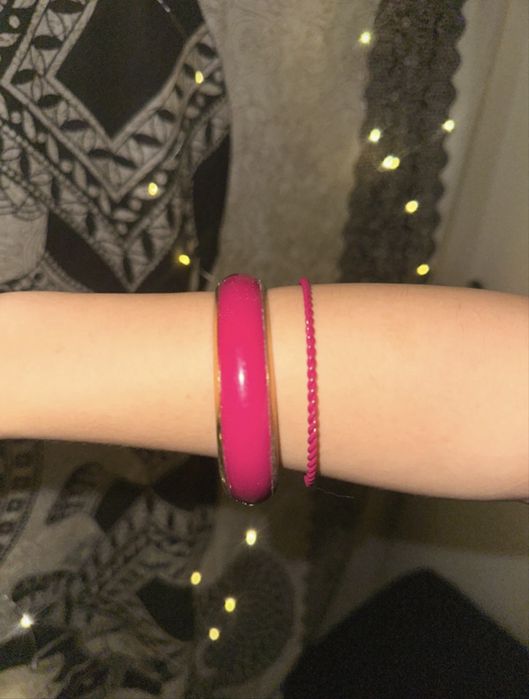 2 pulseiras da decada de 00’ - uma rosa e dourada e a outra rosa