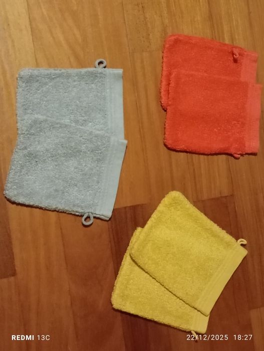 Três pares de "luvas de banho"