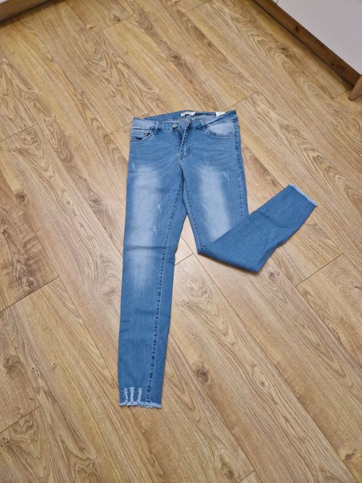 Jasne jeansy z wysokim stanem