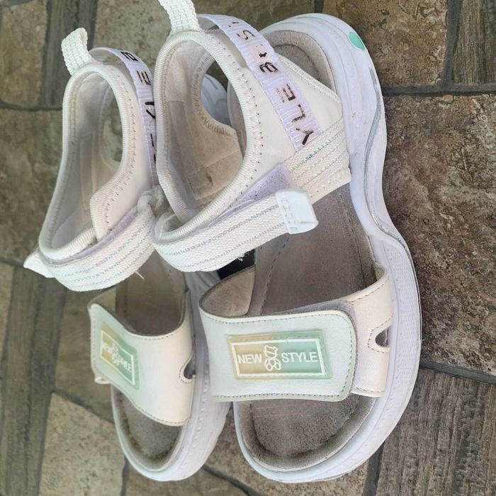 Босоніжки дівчинка