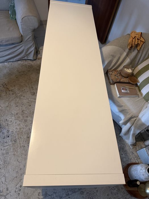 Estante Kallax Ikea branca 8 cubos e pés em madeira