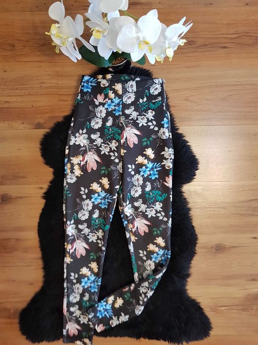 Nowość 2026:) spodnie/legginsy w kwiaty STRADIVARIUS roz XS
