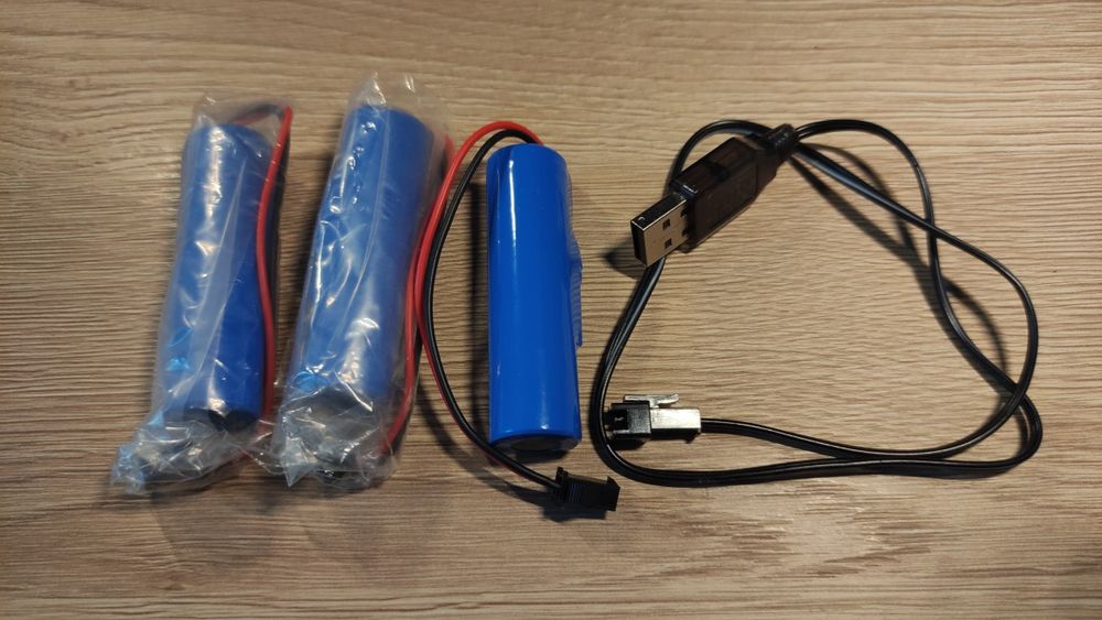 Baterie, Akumulatorki 1300mah/3.7V/0.5A x 3sztuki + Ładowarka USB z ledem  do zabawek zdalnie sterowanych