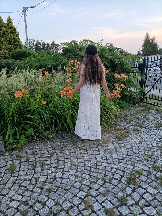 Sukienka biel złamana haft