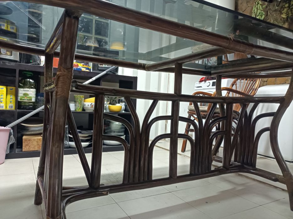 Mesa de bambu com tampo de vidro