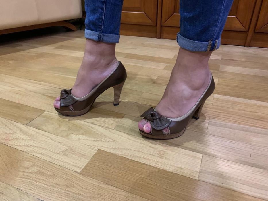 Sapatos salto alto em couro novos