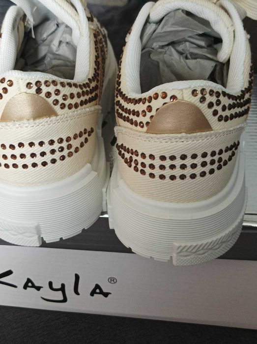 Trampki damskie beżowe z cyrkoniami.