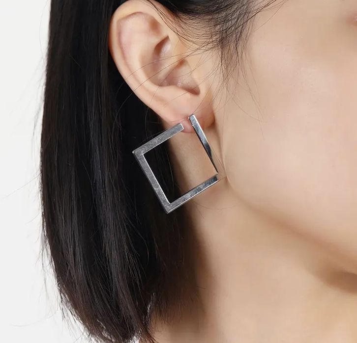 Brincos dourado e prateado